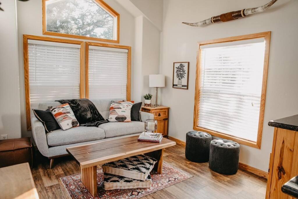 The Longhorn Cabin - Cabins At Rim Rock أوستن المظهر الخارجي الصورة